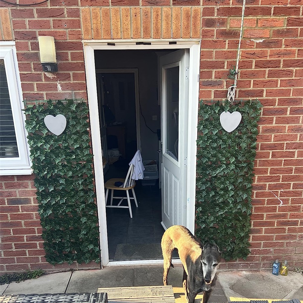 Customer display of Shsyue artificial ivy beside a doorway
